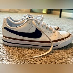 Women’s court legacy women’s size 7/kids size 5